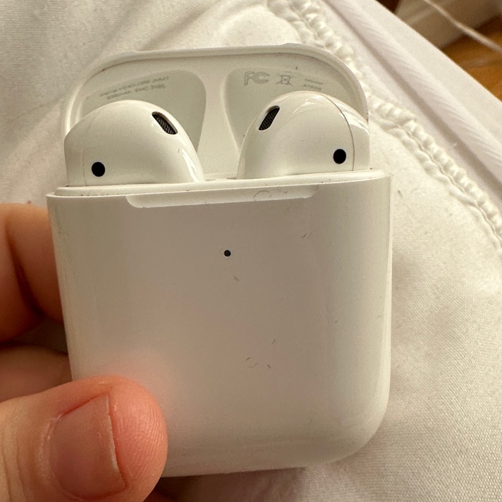 Apple Wireless Earbuds with Charging Case - White